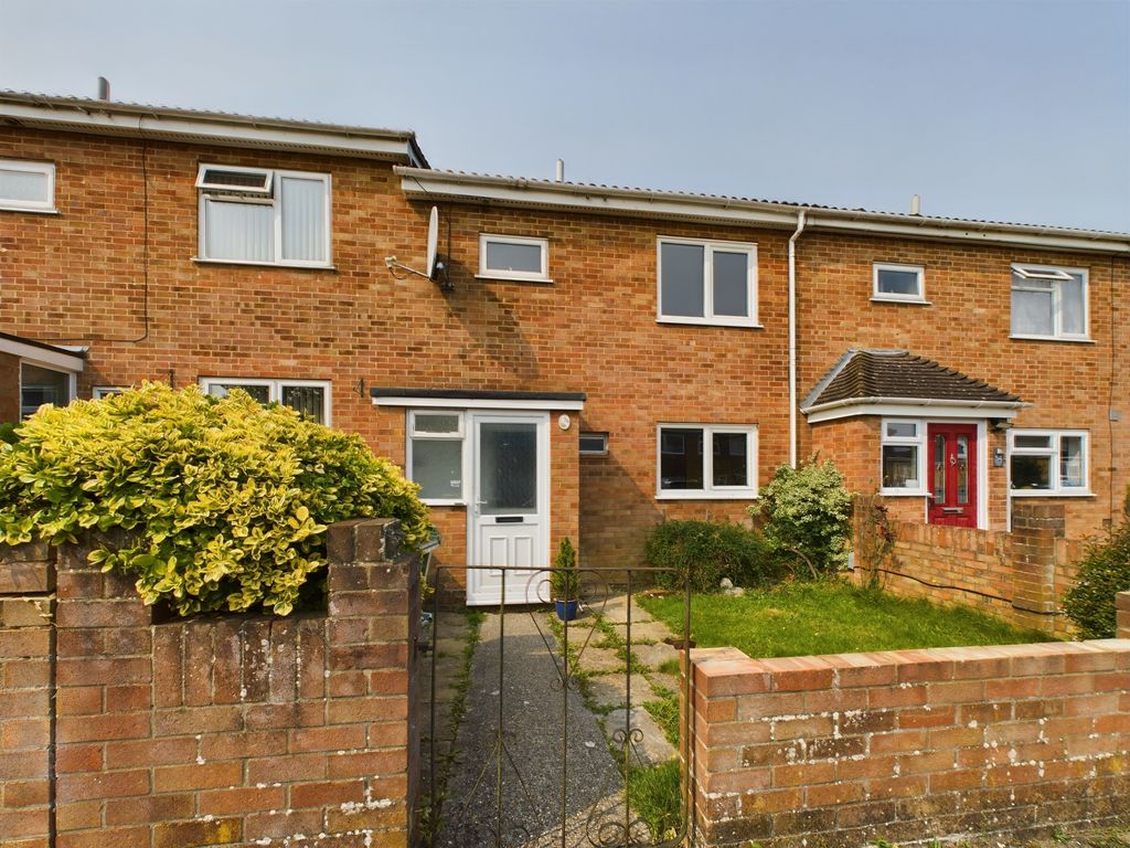 3 bed terraced house for sale in Pershore Road, Basingstoke RG24, £