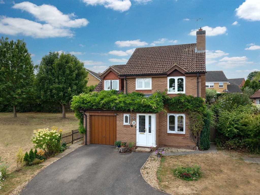 4 bed detached house for sale in Betjeman Way, Gadebridge, Hemel
