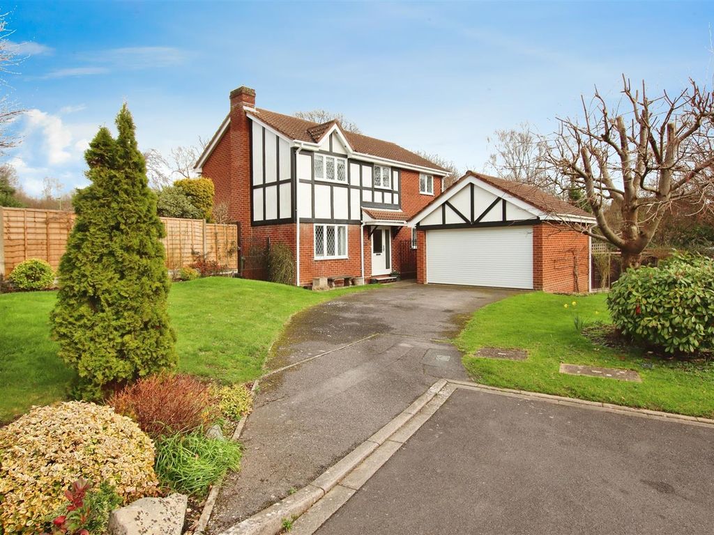 4 bed detached house for sale in Lawn Drive, Locks Heath, Southampton