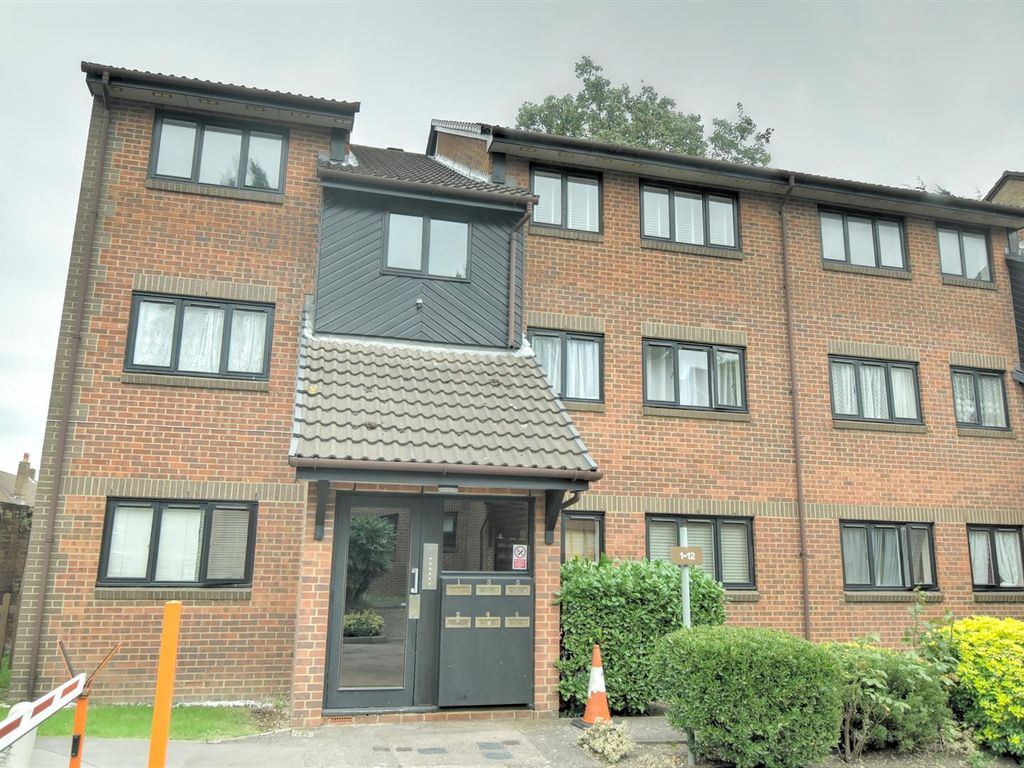 2 bed flat to rent in St. Christophers Gardens, Thornton Heath CR7 Zoopla
