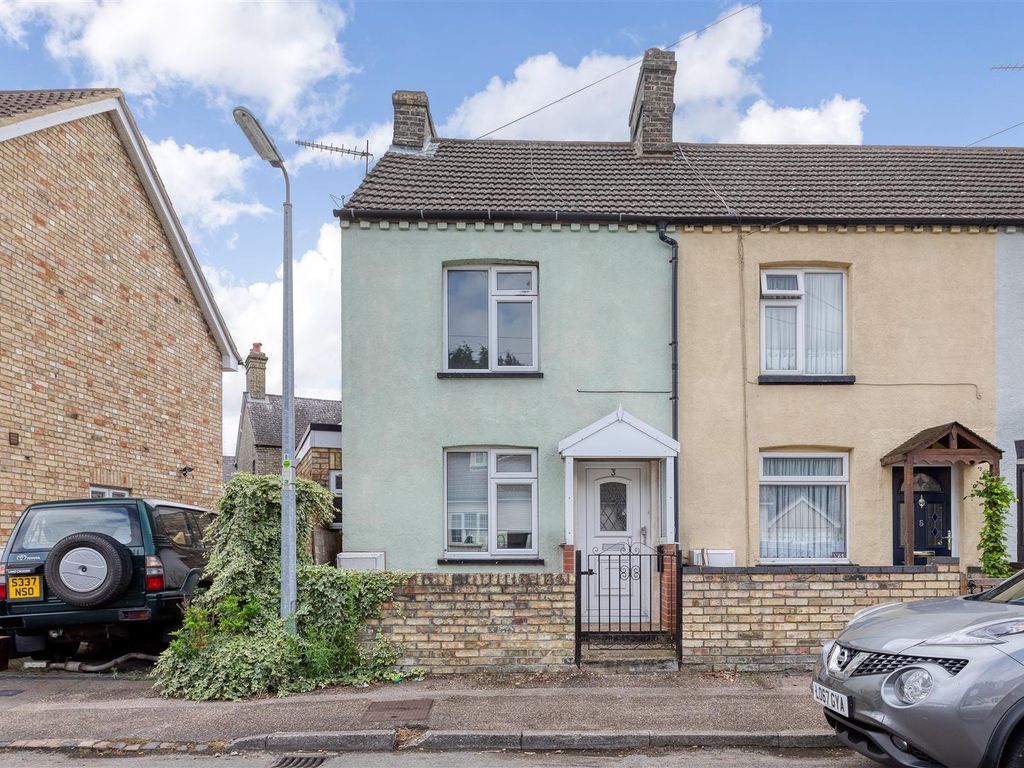 2 bed end terrace house for sale in Station Road, Arlesey, Bedfordshire