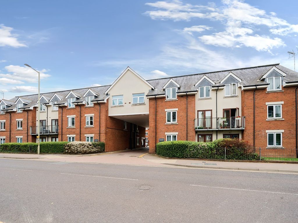 2 bed flat for sale in Sanders Place, Walsworth Road, Hitchin SG4, £