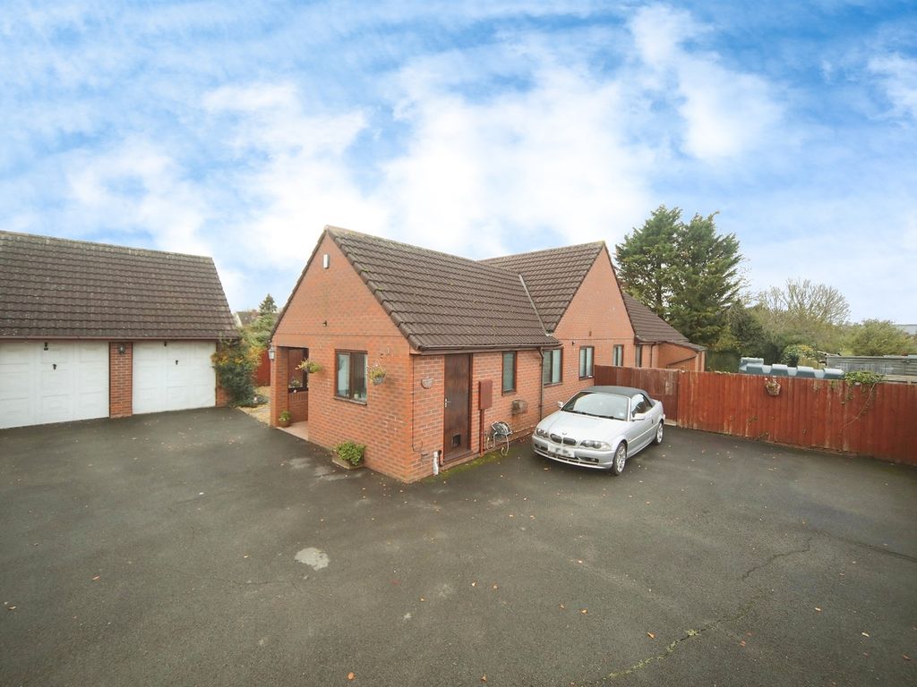 4 bed detached bungalow for sale in Gravelands Lane, Henlade, Taunton