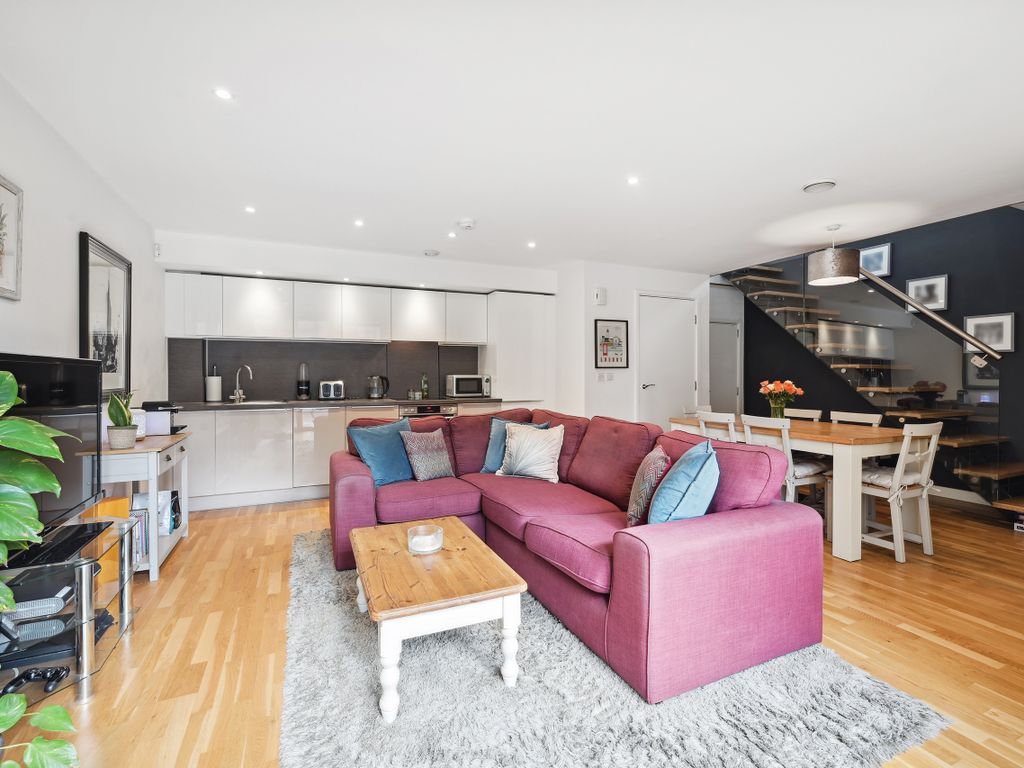 3 bed flat for sale in Baltic Avenue, Brentford, London TW8, £600,000