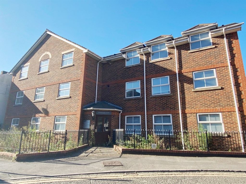 1 bed flat to rent in Stanshawe Court, Reading RG1 Zoopla
