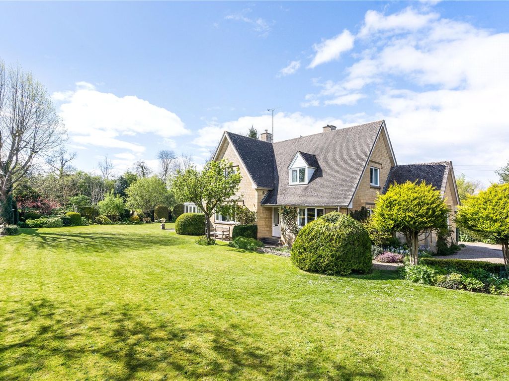 3 bed detached house for sale in Silver Street, South Cerney