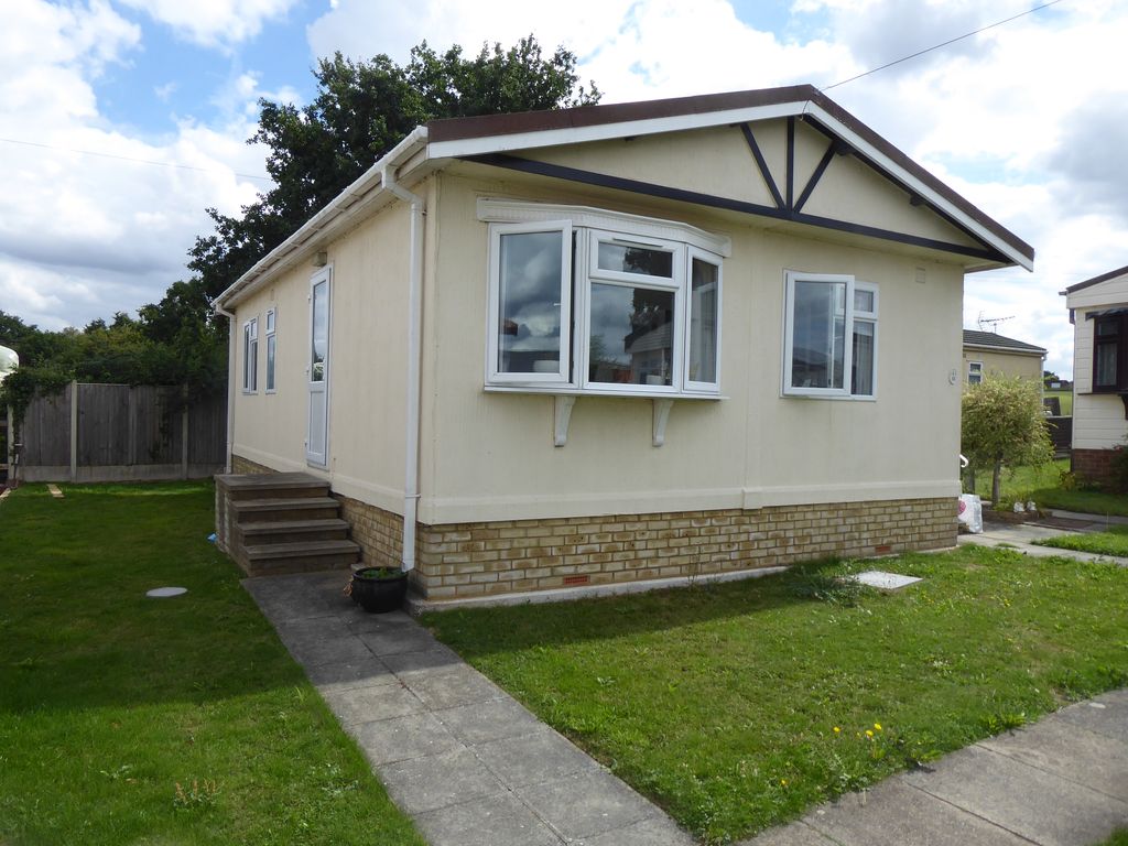 2 bed mobile/park home for sale in Abridge Park, London Road, Romford