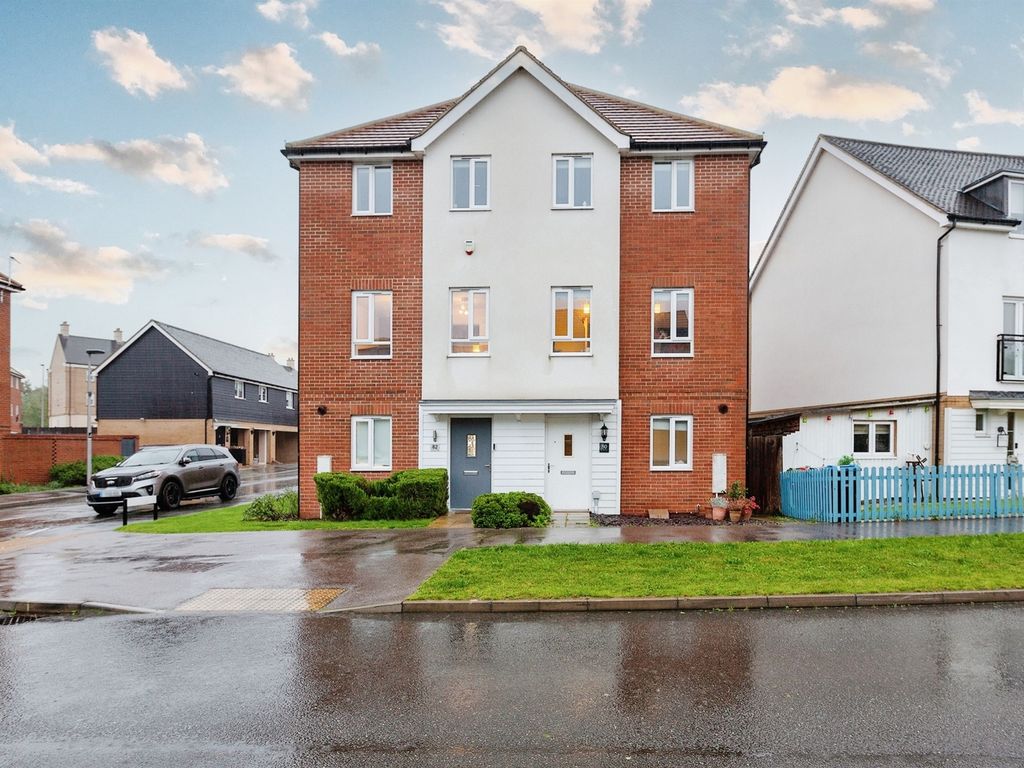 4 bed semidetached house for sale in Top Fair Furlong, Redhouse Park