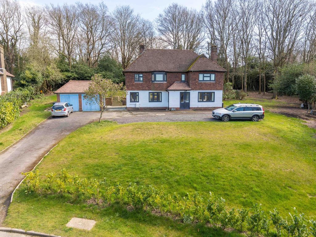 4 bed detached house for sale in Mount Close, Crawley RH10, £1,000,000