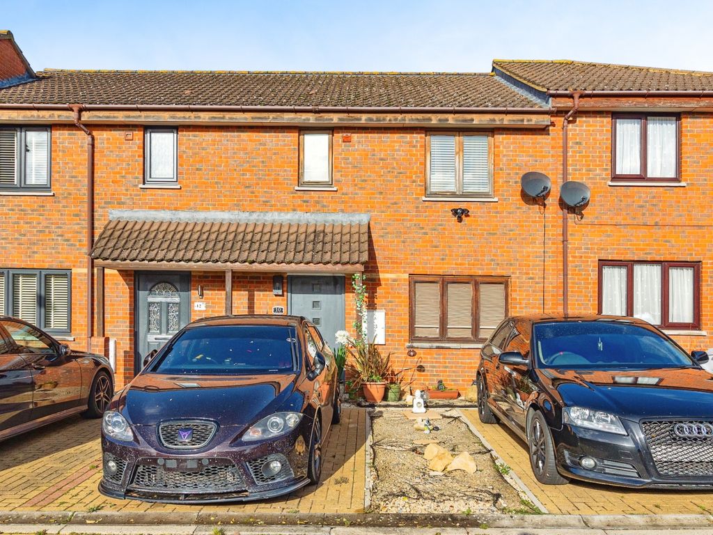 3 bed terraced house for sale in Whites Croft, Leadenhall, Milton