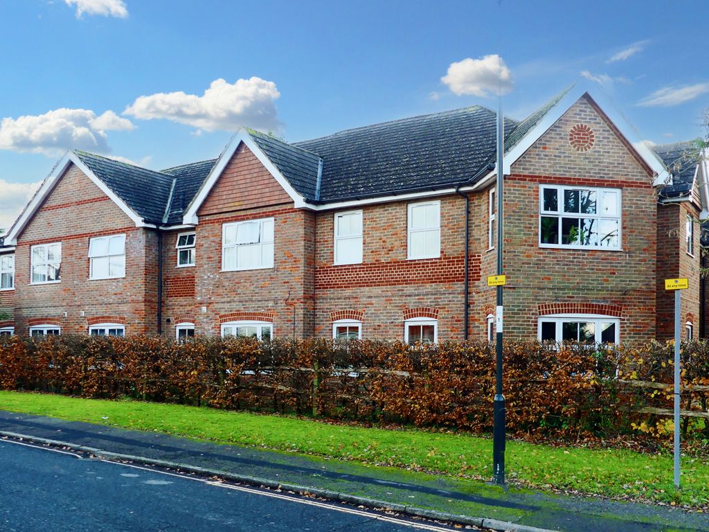 2 bed flat for sale in Harewood Close, Crawley RH10, £230,000 Zoopla