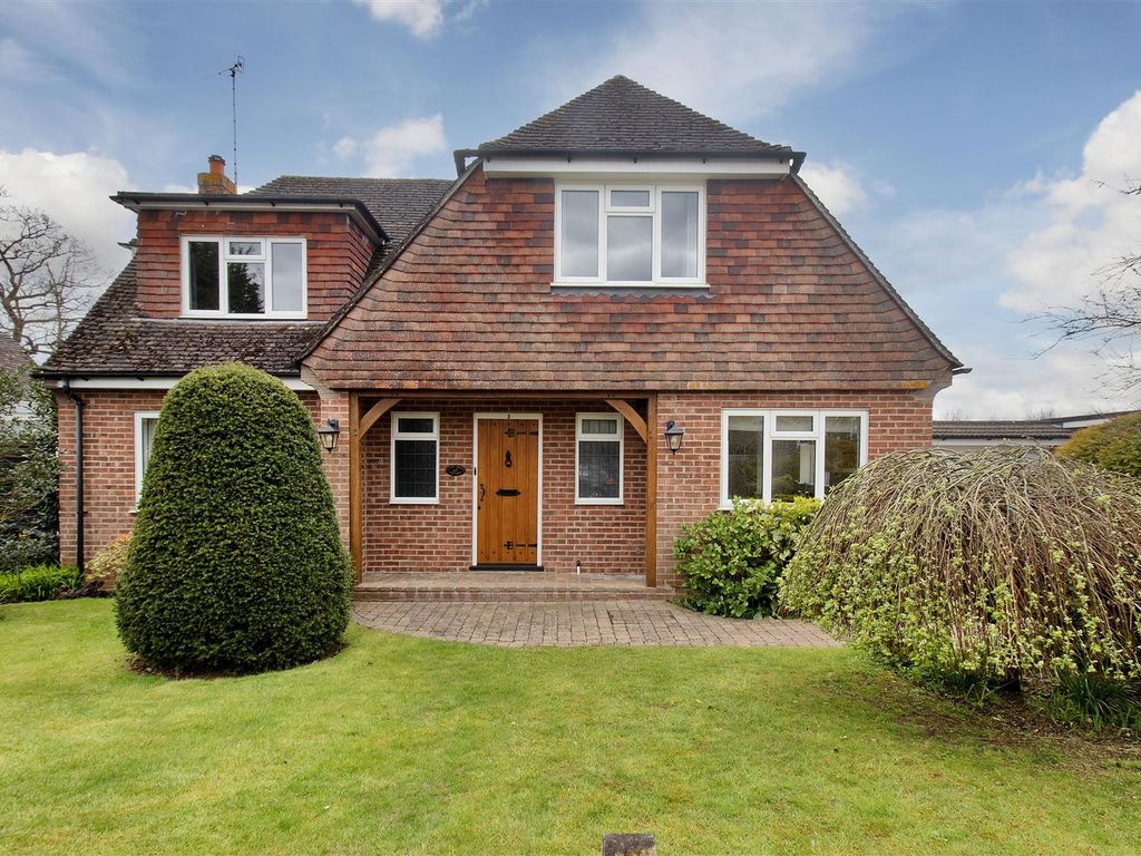 4 bed detached house for sale in Francis Road, Hildenborough, Tonbridge