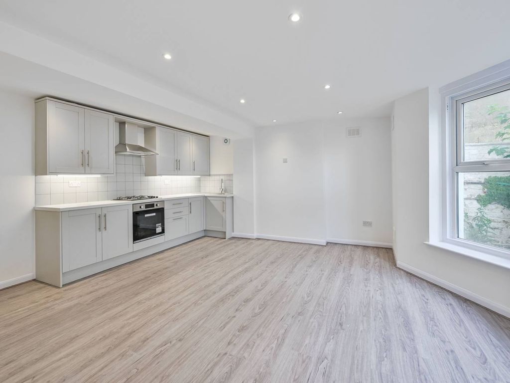 3 bed flat to rent in Eglinton Hill, Woolwich, London SE18, £2,150 pcm