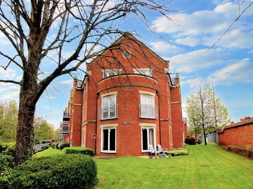 2 bed flat for sale in Florey Gardens, Aylesbury HP20, £185,000 Zoopla