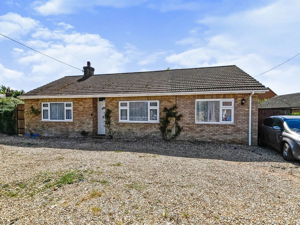 3 bed detached bungalow for sale in Station Road, Watlington, King's