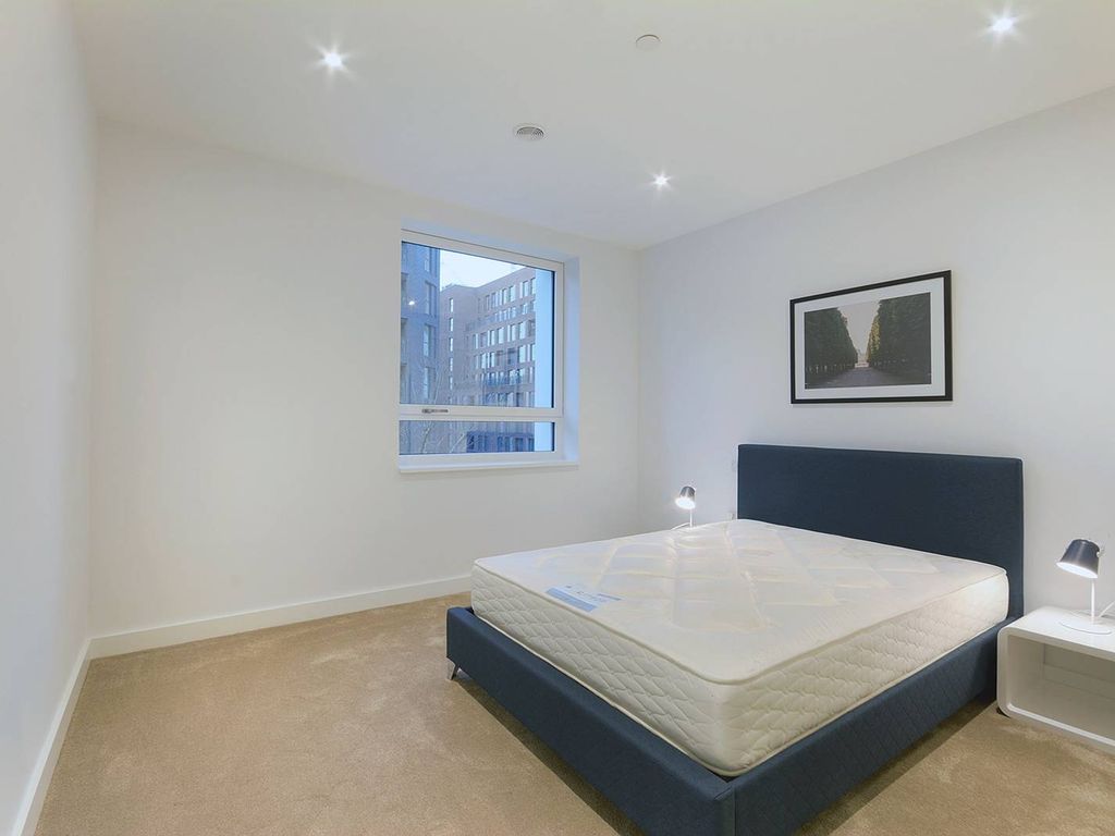 2 bed flat to rent in Walworth Road, Elephant And Castle, London SE17