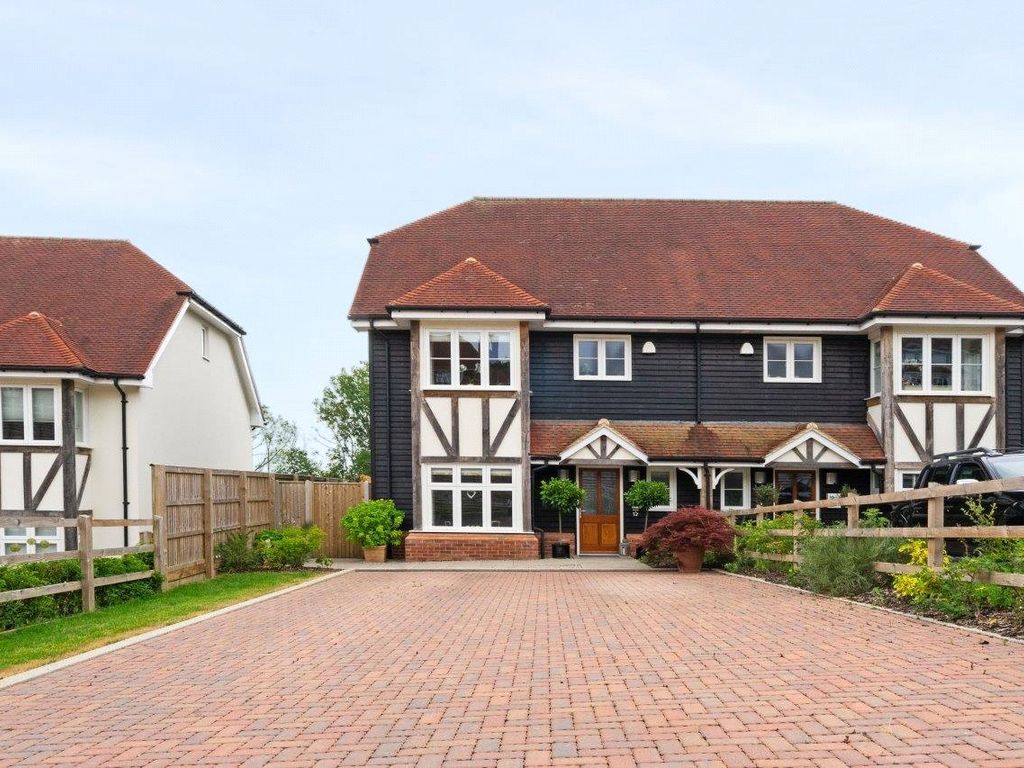 3 bed semidetached house for sale in Legat Close, Wadhurst, East