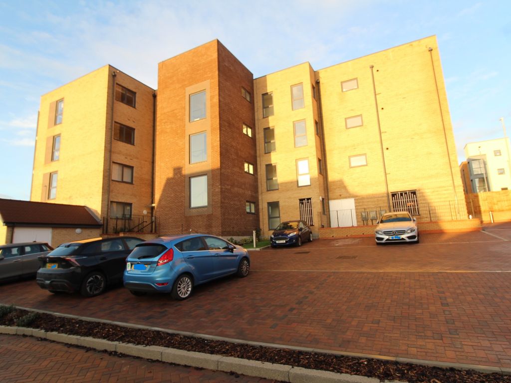 2 bed flat to rent in Street, DA10, £1,750 pcm Zoopla