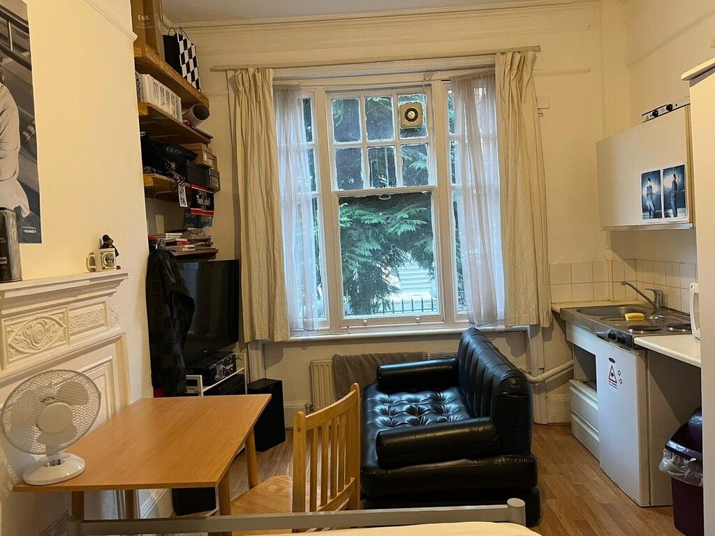 Room to rent in Avonmore Road, London W14 Zoopla