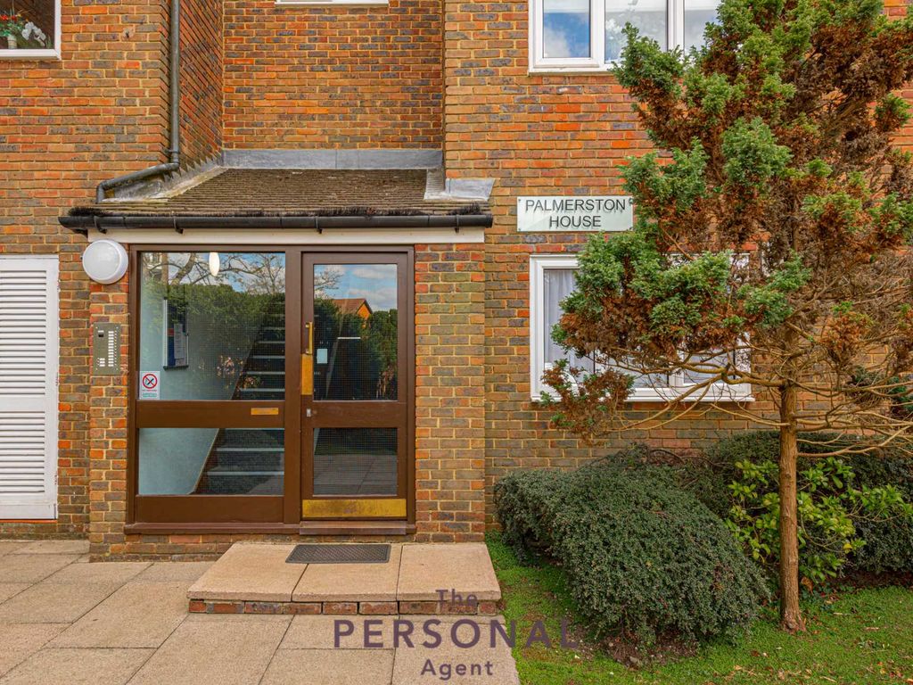 2 bed flat to rent in Basing Road, Banstead SM7, £1,600 pcm Zoopla