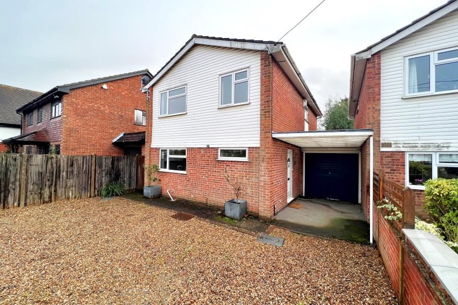 4 bed property to rent in Kings Road, West End, Woking GU24, £2,500 pcm