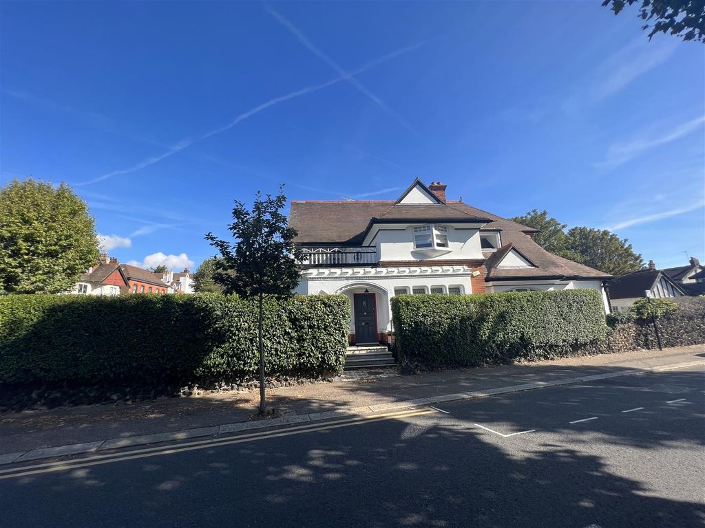 4 bed semidetached house to rent in Canewdon Road, WestcliffOnSea