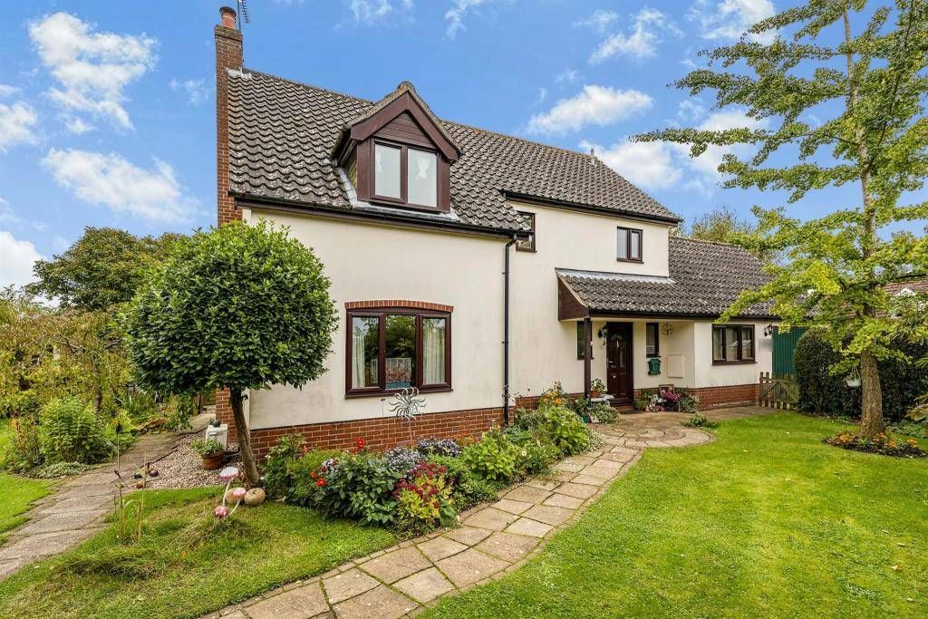 3 bed detached house for sale in Chapel Loke, Spooner Row, Wymondham
