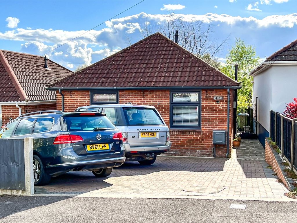 2 bed bungalow for sale in Spencer Road, Southampton SO19, £270,000