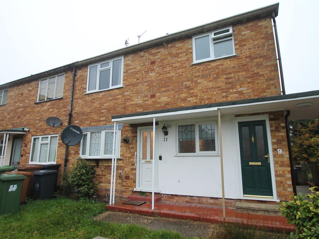 1 bed for sale in Highview Close, Potters Bar EN6, £295,000
