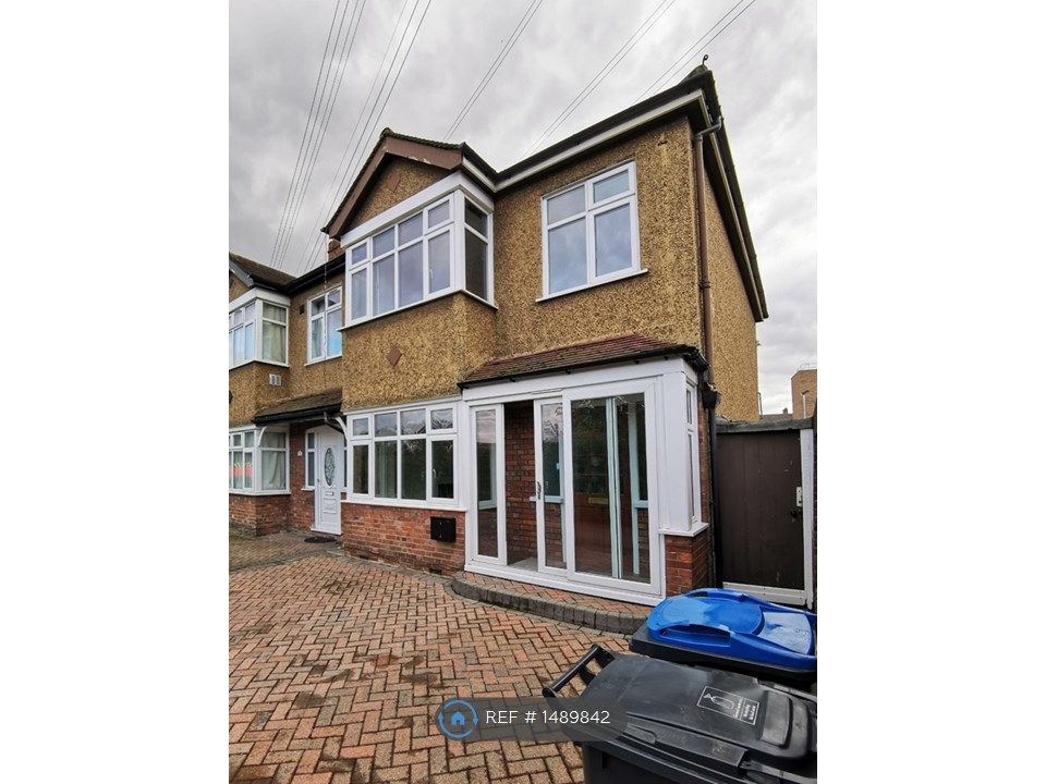 3 bed terraced house to rent in Tramway Path, Mitcham CR4 Zoopla