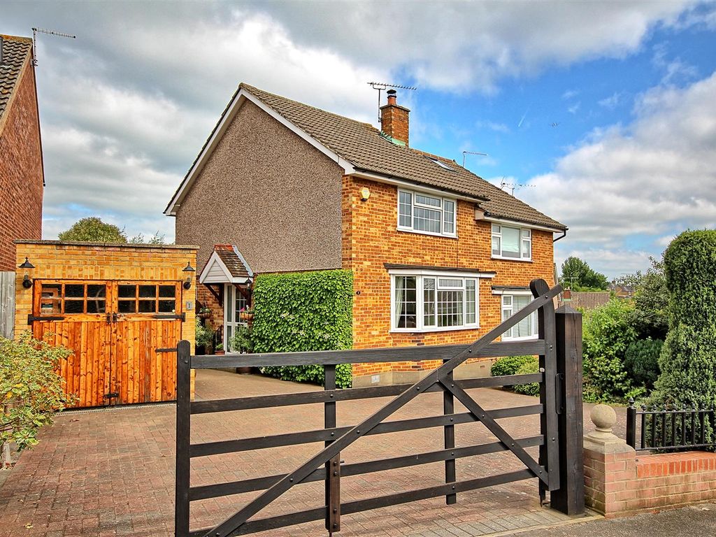 3 bed semidetached house for sale in Clifton Way, Ware SG12, £575,000