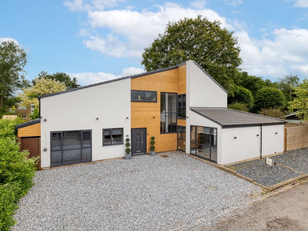 5 bed detached house for sale in Whitney Drive, Stevenage