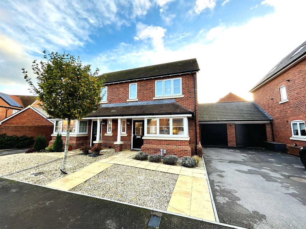 3 bed semidetached house for sale in Priors Gardens, Spencers Wood