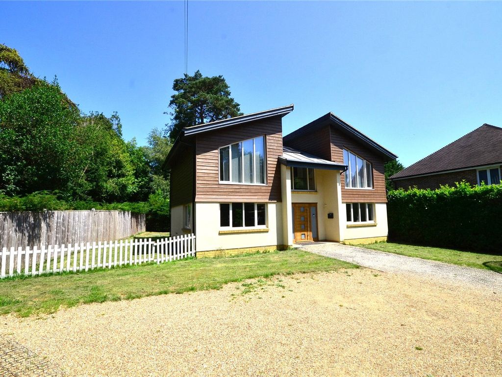 4 bed detached house to rent in East Grinstead, West Sussex RH19, £