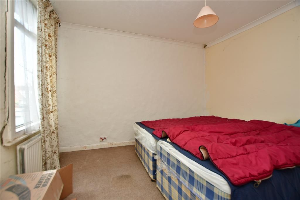 3 bed end terrace house for sale in Vicarage Street, Faversham, Kent