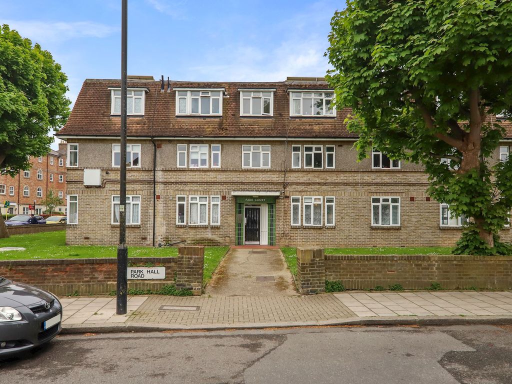 2 bed flat to rent in Park Court, Park Hall Road, London SE21, £1,750