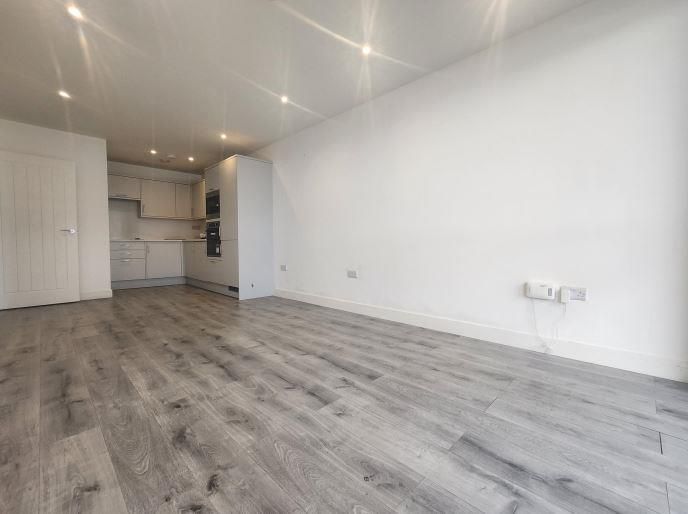 2 bed flat to rent in Camberley, Surrey GU15, £1,250 pcm Zoopla