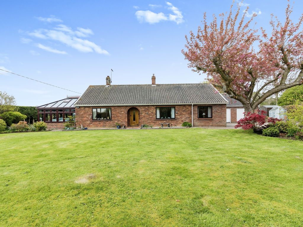 5 bed bungalow for sale in Stubbs Green, Loddon, Norwich, Norfolk NR14