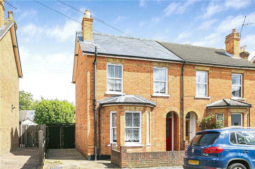 3 bed semidetached house to rent in Chapel Avenue, Addlestone, Surrey