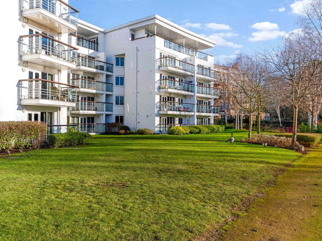 2 bed flat for sale in Creswell Drive, Park Langley, Beckenham BR3, £