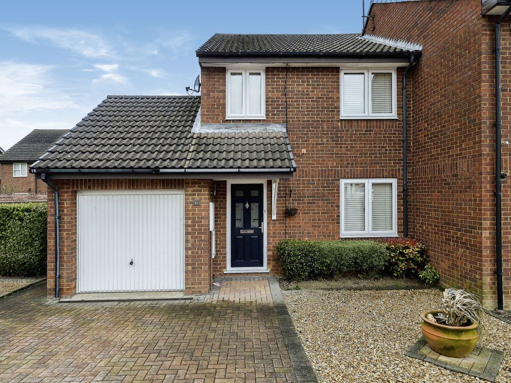 3 bed end terrace house for sale in Farrow Close, Luton, Bedfordshire