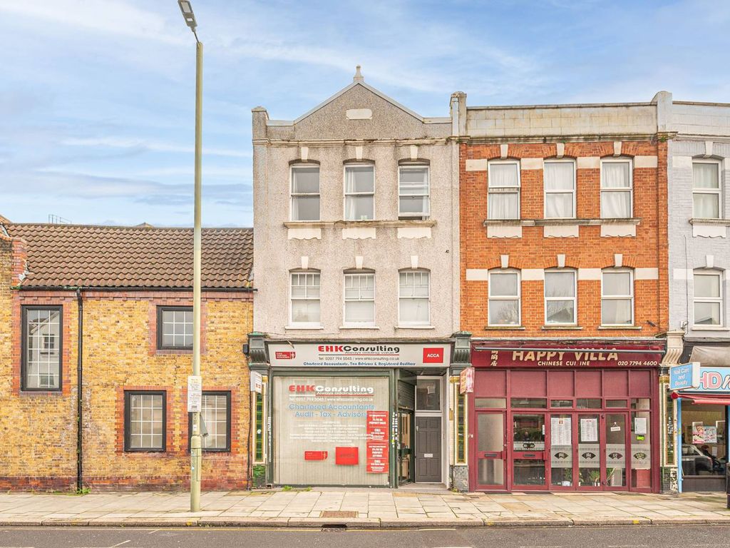 2 bed flat for sale in Finchley Road, Child's Hill, London NW2, £