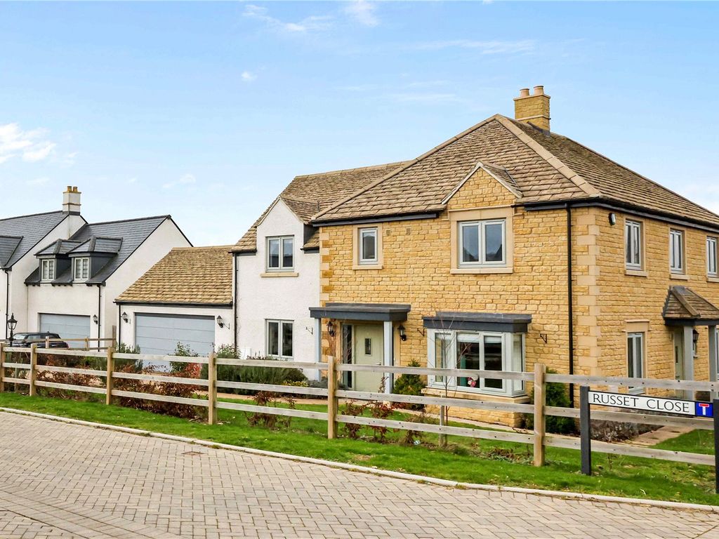 5 bed detached house for sale in Russet Close, Toddington