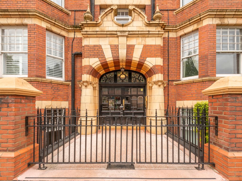 3 bed flat for sale in Kenilworth Court, Lower Richmond Road SW15, £