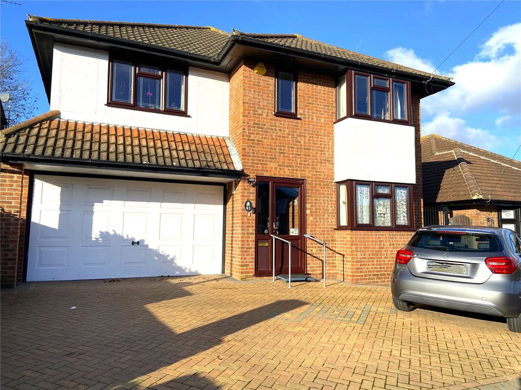 4 bed detached house for sale in Lancaster Road, Rayleigh, Essex SS6, £