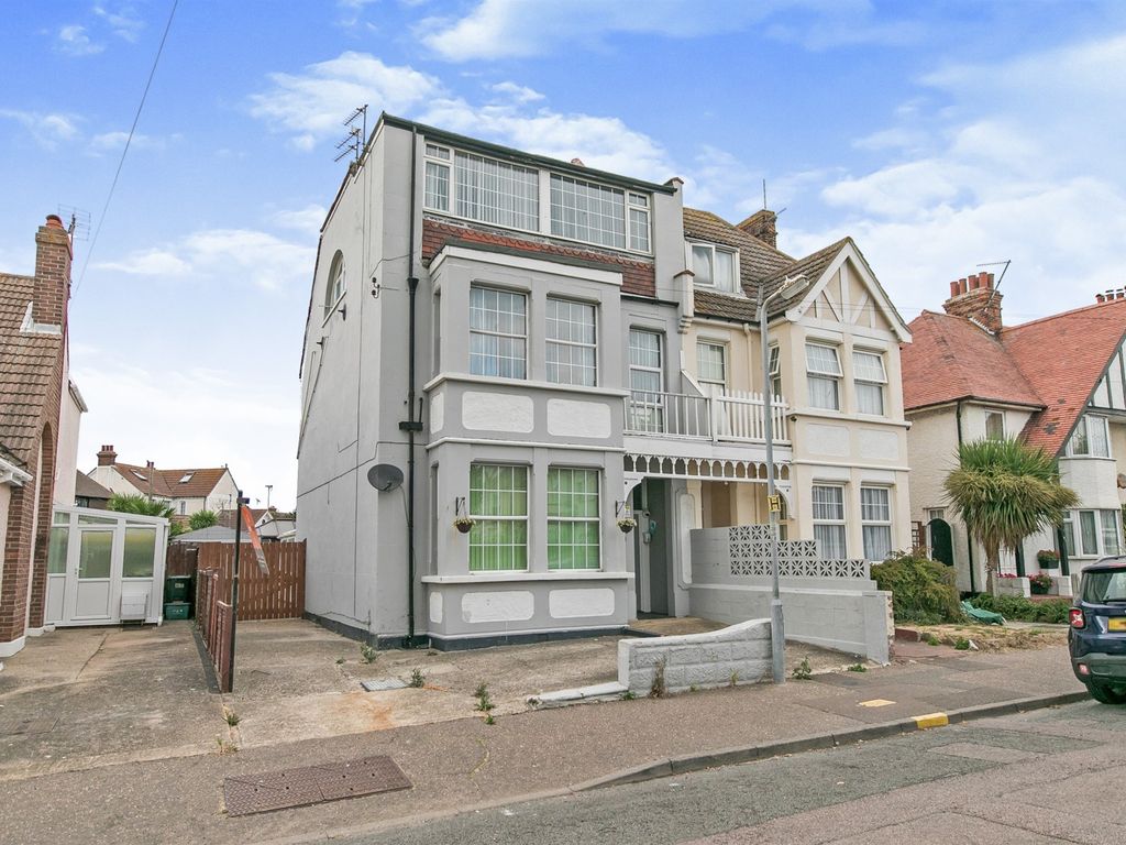 5 bed semidetached house for sale in Freeland Road, ClactonOnSea
