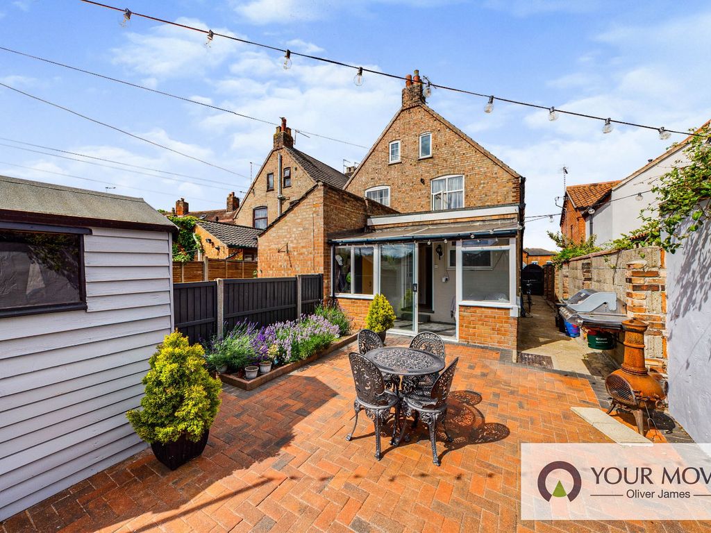 4 bed end terrace house for sale in Ravensmere East, Beccles, Suffolk