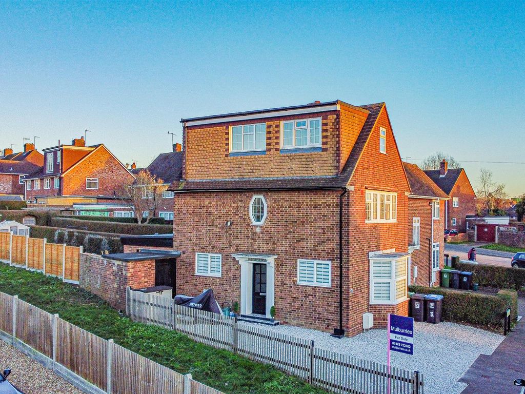 4 bed semidetached house for sale in Athelstan Road, Hemel Hempstead