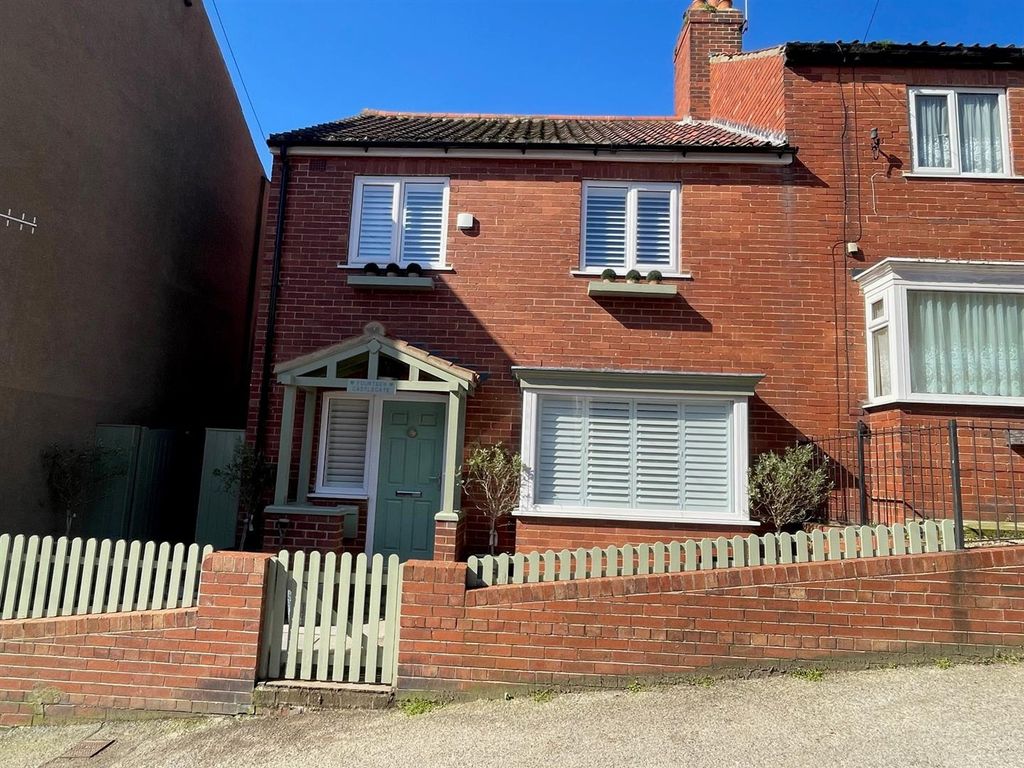 3 bed end terrace house for sale in Castlegate, Scarborough YO11 Zoopla
