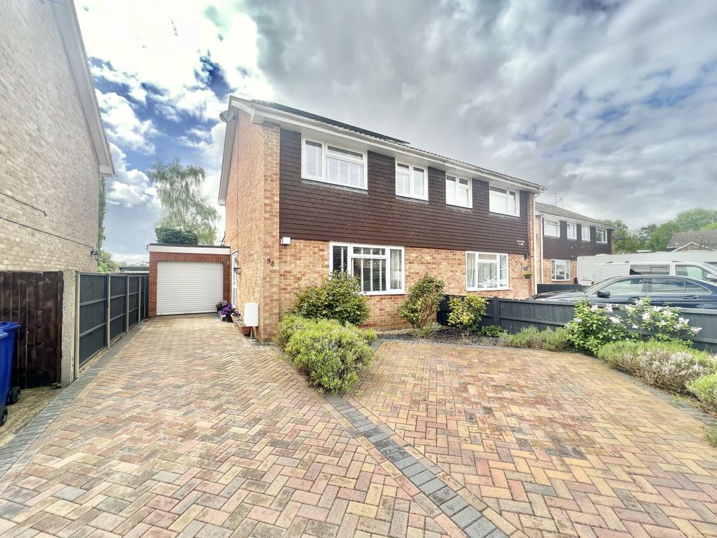 3 bed semidetached house for sale in Millins Close, Owlsmoor